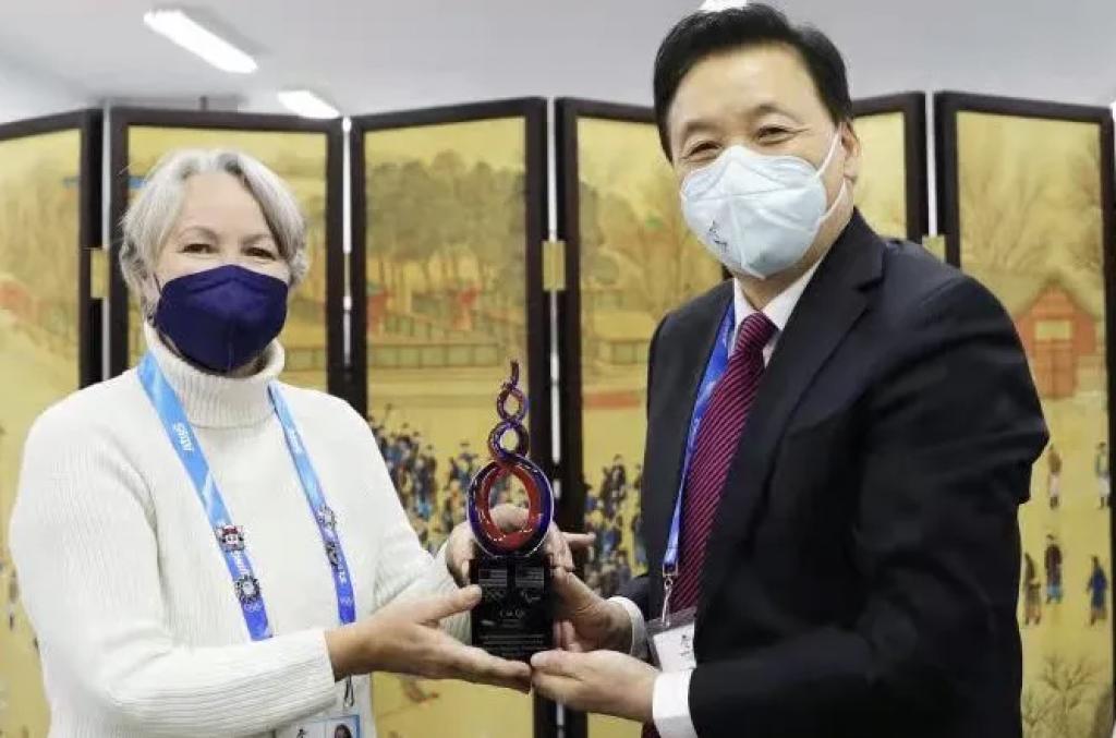El Comité Olímpico y Paralímpico Estadounidense le obsequió un trofeo honorífico a Cai Qi, presidente del Comité Organizador de Beijing para los Juegos Olímpicos y Paralímpicos de Invierno 2022
