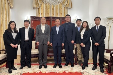 علي الظاهري سفير الإمارات لدى الصين يزور جامعة الدراسات الأجنبية ببكين