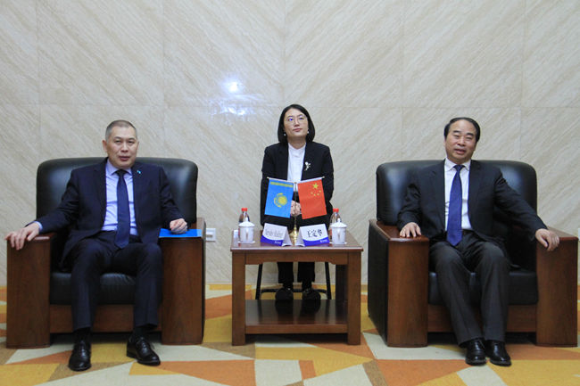 Visita la BFSU Shakhrat Nuryshev, embajador de Kazajstán en China