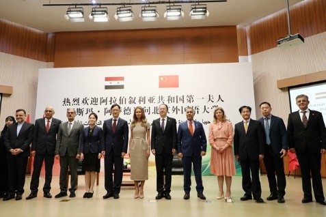 سيدة سوريا الأولى أسماء الأسد تزير جامعة الدراسات الأجنبية ببكين
