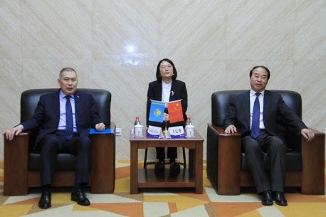 السفير الكازاخي لدى الصين شاخرات نوريشيف يزور جامعة الدراسات الأجنبية ببكين