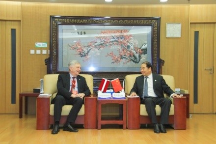 إندريكيس مويزنيكس رئيس جامعة لاتفيا يزور جامعة الدراسات الأجنبية ببكين