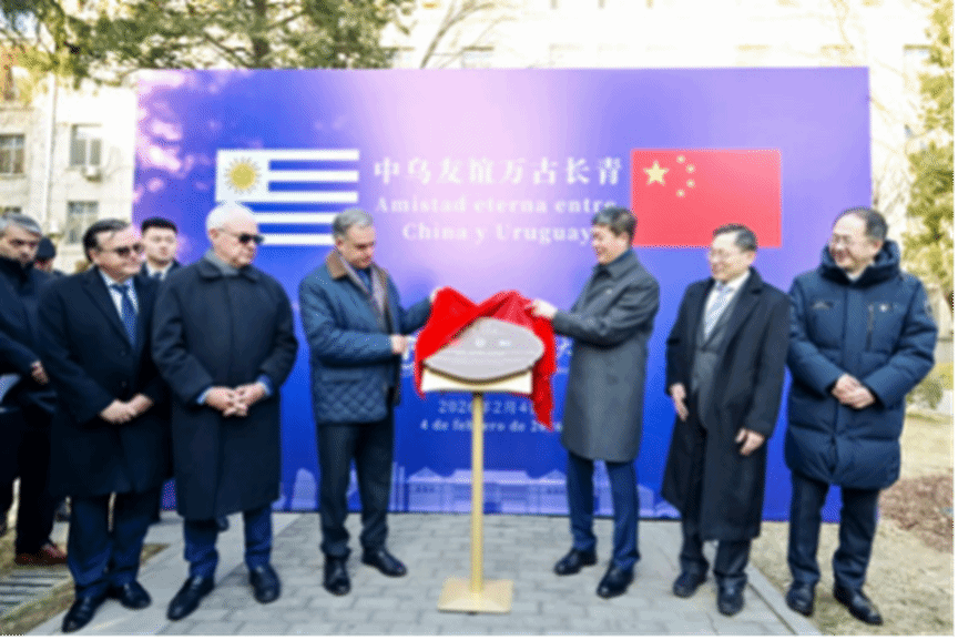 الرئيس الأوروغواياني ياماندو أورسي يزور جامعة الدراسات الأجنبية ببكين