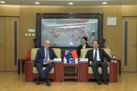 بارني جلوفر رئيس جامعة ويسترن سيدني في أستراليا يزور جامعة الدراسات الأجنبية ببكين