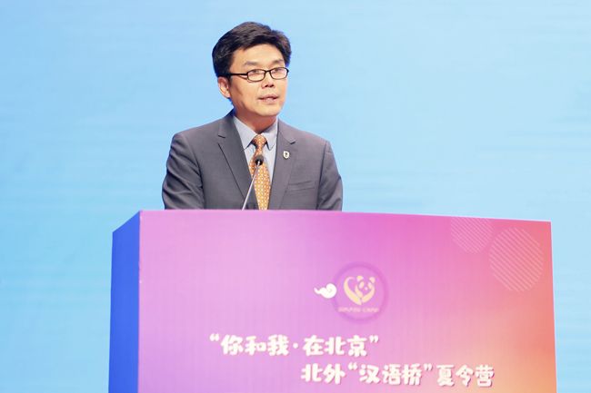 穿着西装笔挺的男子与配字描述已自动生成