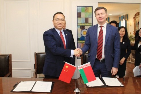 رئيس جامعة بيلاروسيا الحكومية الدكتور اندريه كارول يزور جامعة الدراسات الأجنبية ببكين