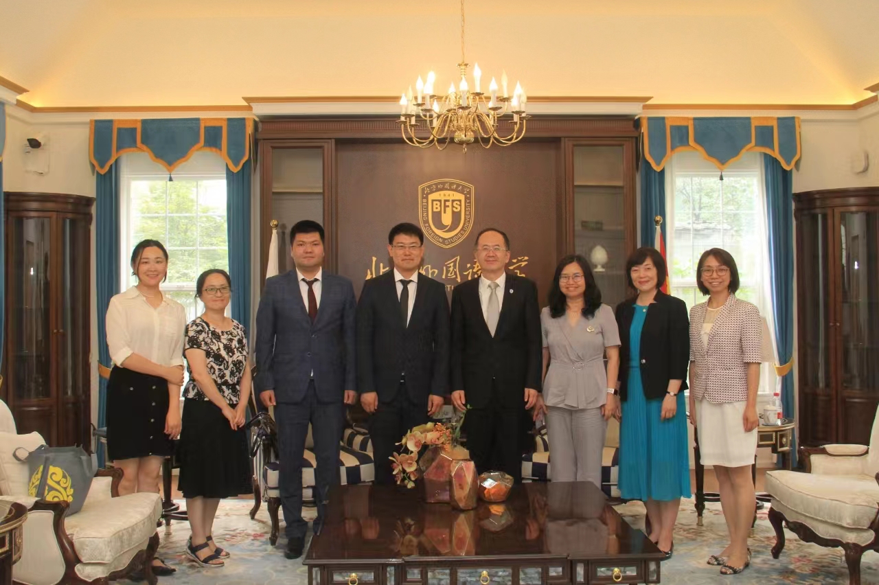 Советник-посланник Посольства Казахстана в Китае и его делегация посетили ПУИЯ