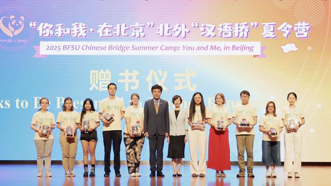 一群人站在一起描述已自动生成